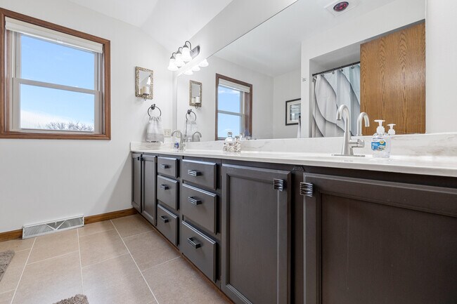 Building Photo - 348 Willow Grove Dr