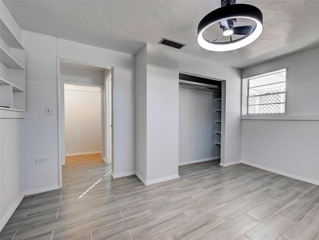 Building Photo - 313 Jessica St N