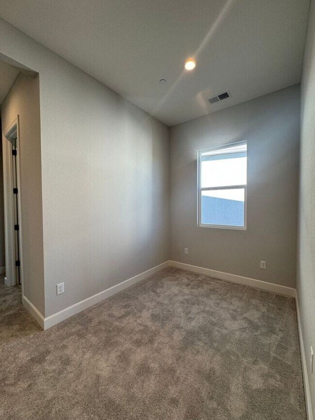 Building Photo - 1521 Golf Club Dr