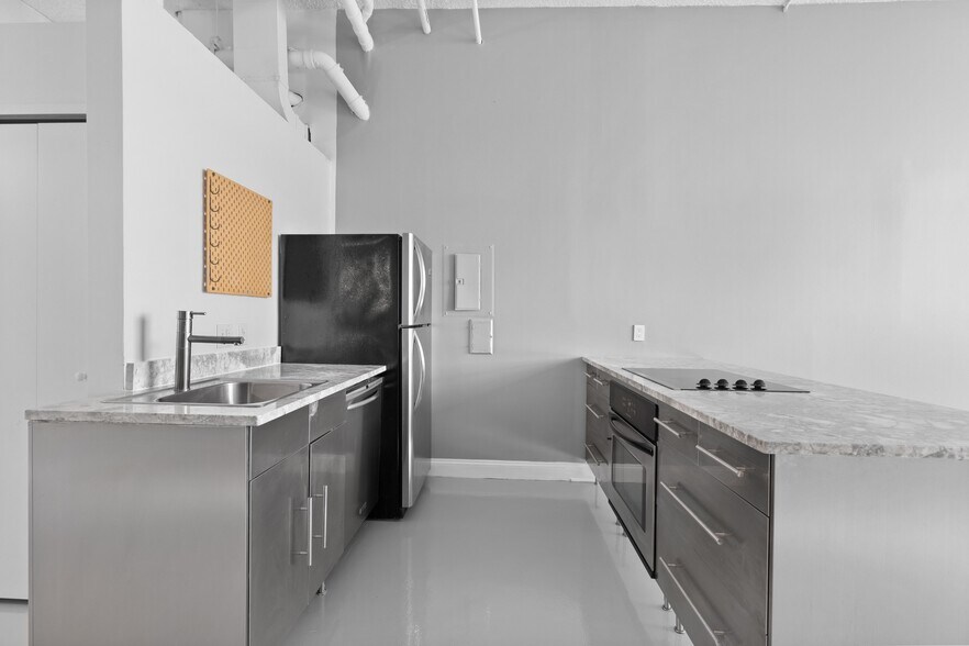 Building Photo - 6533 E Jefferson Ave