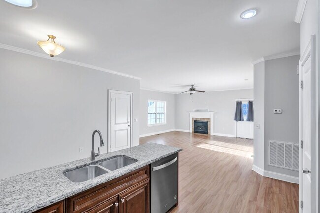 Building Photo - Beautiful 3-Bed Oasis in Travelers Rest with Granite Kitchen & Cozy Fireplace ($2275/mo rent**)