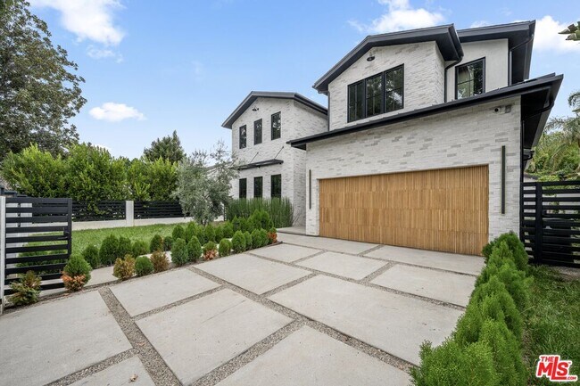 Building Photo - 4740 Sunnyslope Ave