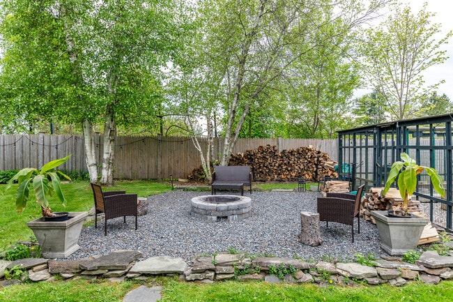 Building Photo - 17 Rhynus Rd