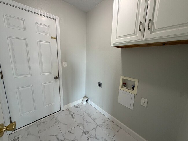 Building Photo - Spacious 4 Bedroom Home located in Woodland Hills Subdivision