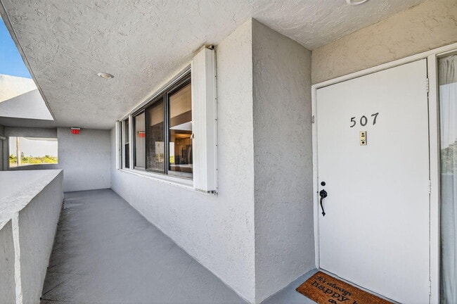 Building Photo - 8200 Lakeshore Dr