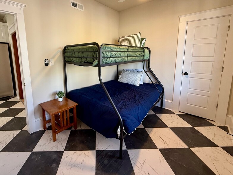 Building Photo - 1521 Rhode Island St