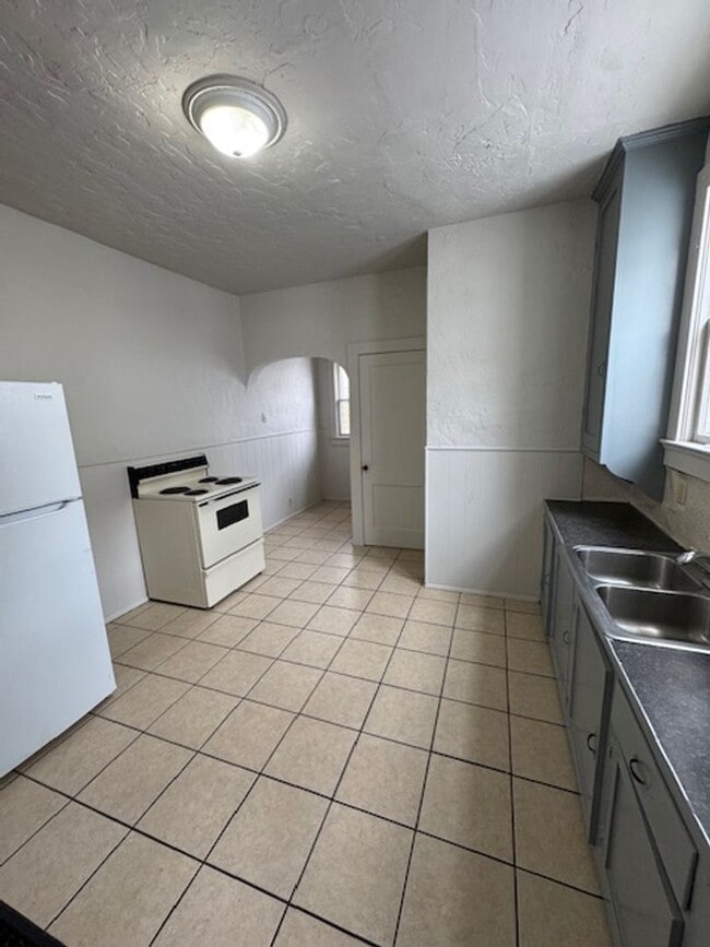 Building Photo - 1916 High St