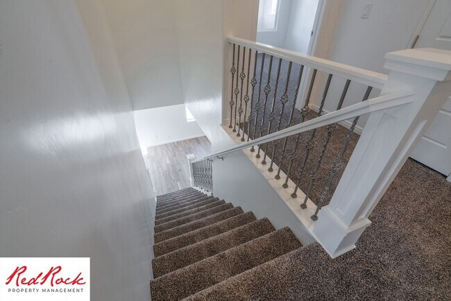Building Photo - 3 Bedroom, 2.5 Bathroom Townhome in Ivins City