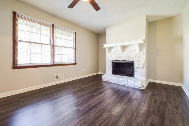 Building Photo - 1821 Pine Creek Dr