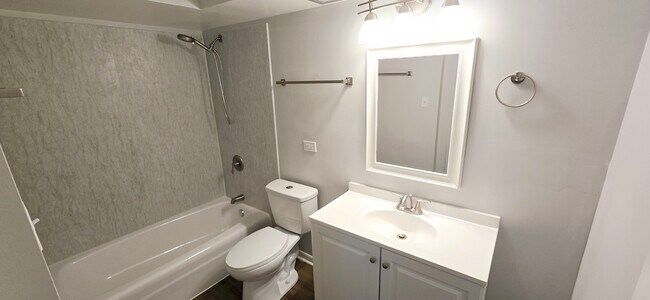 Building Photo - 10 Oak Ave