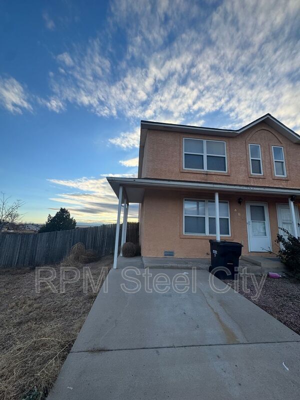 Building Photo - 498-498 W Bellflower Dr