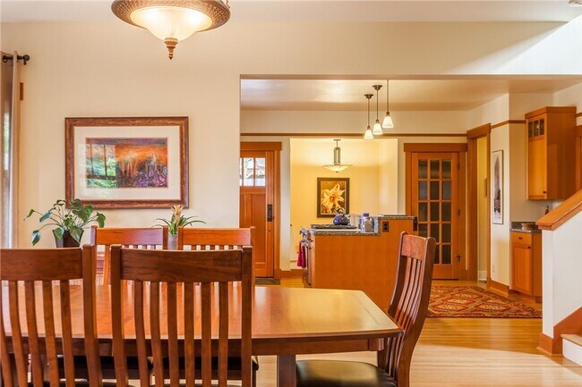 Building Photo - Meticulously designed Craftsman in North Beach with private beach access.