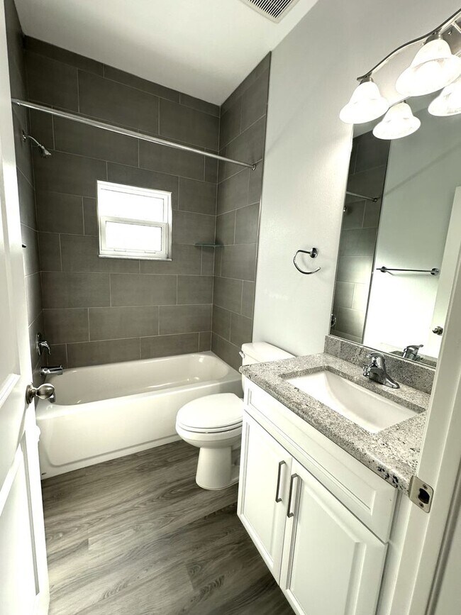 Building Photo - Newer Single Family Home 3-2-2 Seminole