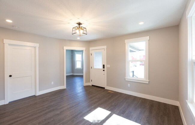 Building Photo - Charming Fully Renovated Home in the Heart of Southeast Portland