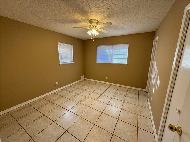 Building Photo - 1526 W Elm St