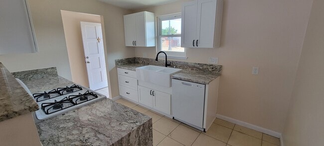 Building Photo - 3Bed/2Bath House w/1-Car Garage, Great Yar...