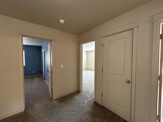 Building Photo - Spacious 4 Bed, 2.5 Bath Home!