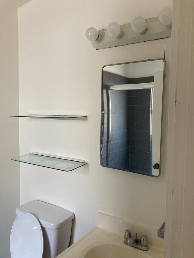 Building Photo - 1936 Stuart St