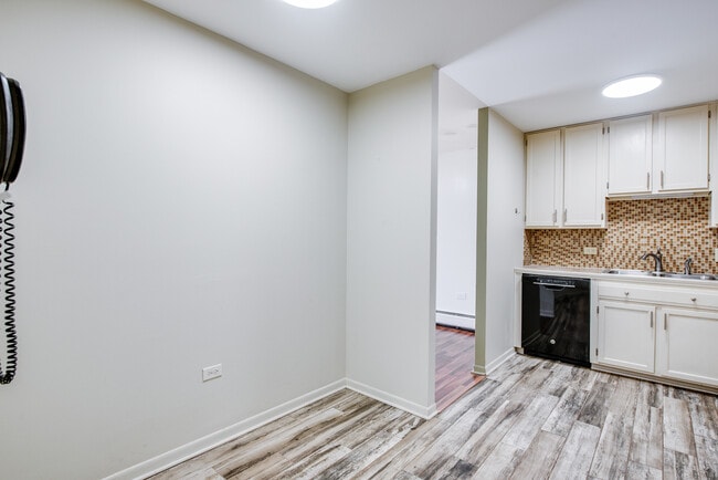 Building Photo - 1049 W Ogden Ave