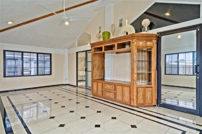 Building Photo - 4810 Saxon St