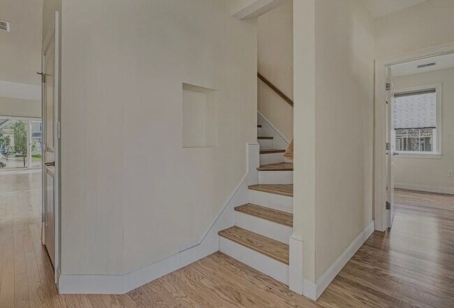 Building Photo - 70 Endicott St