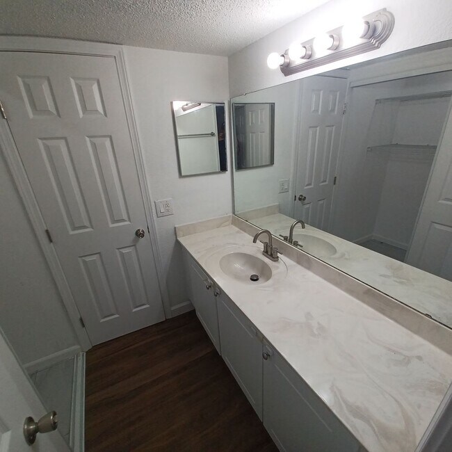 Building Photo - 3918 La Mirada Dr N