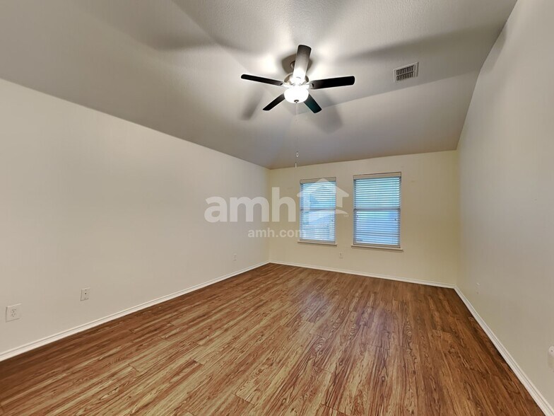 Building Photo - 1036 Cove Hollow Dr