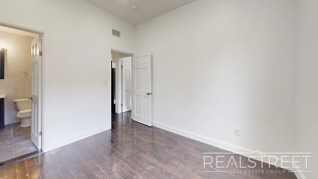 Building Photo - Newly Renovated Spacious 4 Bed 2 Bath in B...