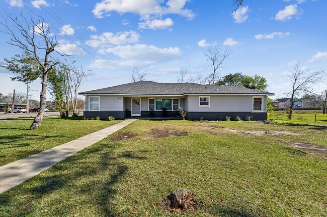 Building Photo - 1301 Oaks Dr