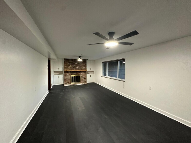 Building Photo - 547 Greenhurst Dr