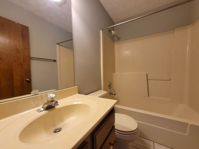Building Photo - 3 Bedroom, 2.5 Bath Townhouse in Beavercreek!