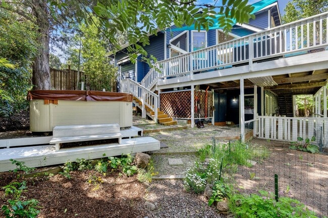 Building Photo - Beautiful bright home with large yard, fin...