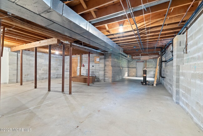 Building Photo - 7 Quaker Hill Rd