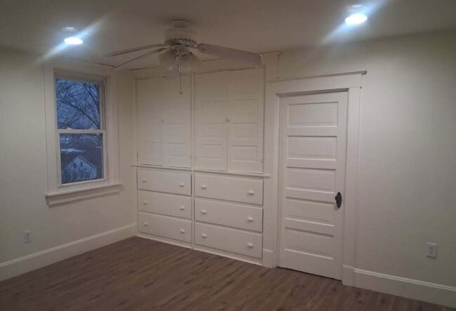 Building Photo - 247 N Main St