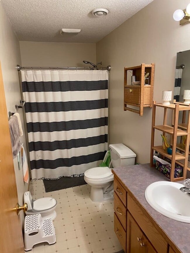 Building Photo - Main floor living! Available in February. 3 Bedroom, 1 Bathroom home