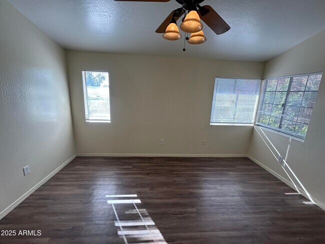 Building Photo - 1433 E Park Ave