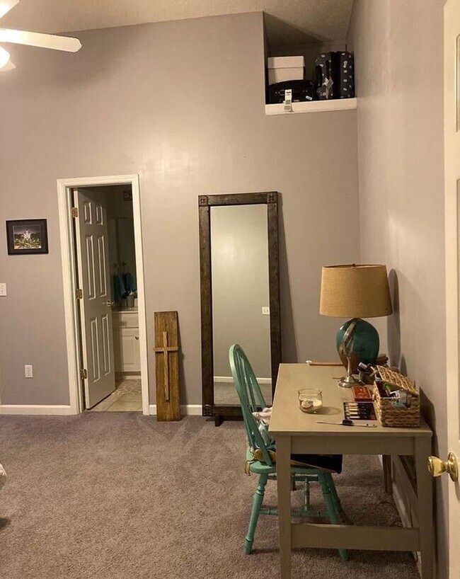 Building Photo - 2 Bedroom 2 Bath Located 1 Mile From Campus!!