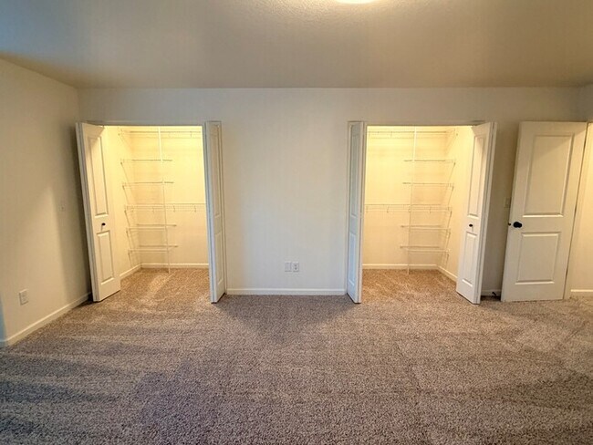 Building Photo - Beautiful Home w/Gas Fireplace, Plank Flooring, Fenced Yard, Garage, W/D & MORE!