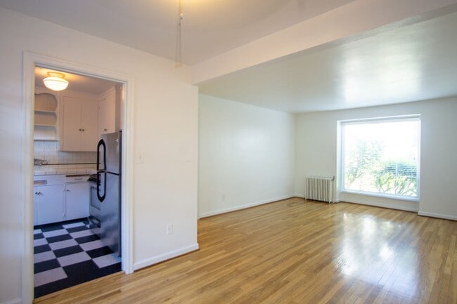 Building Photo - Fabulous Vintage 1-Bedroom Across the Street from Laurelhurst Park!