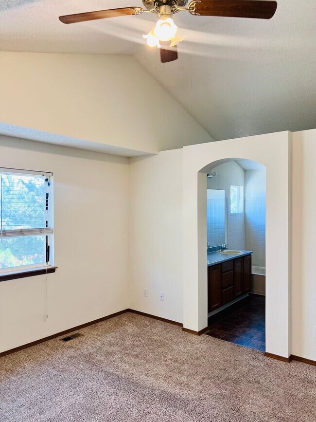Building Photo - Single Family Home 3 bedroom 2.5 bath Unfi...
