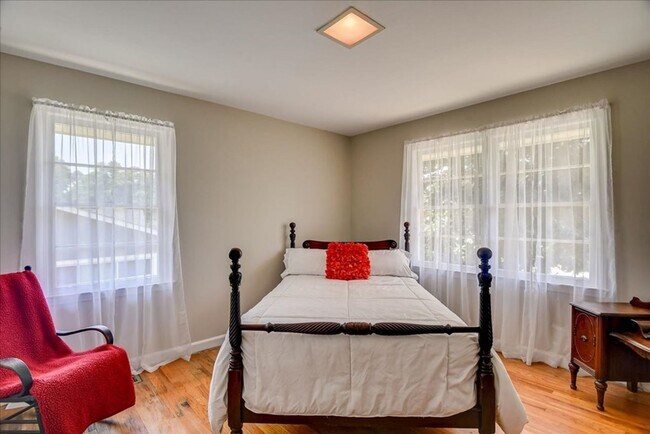 Building Photo - 3 Bedroom 2.5 Bathroom Ranch