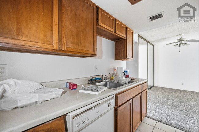 Building Photo - 2Bed/2Bath Second Floor Apartment at McDowell/44th St! Ready For Immediate Move-In! -- SECOND CHA...