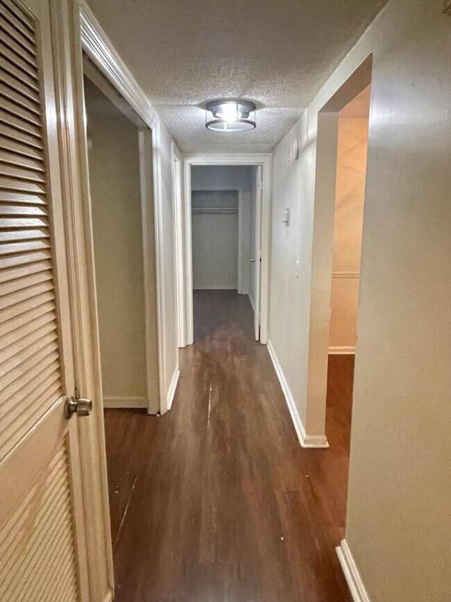 Building Photo - 104 Shoals Dr
