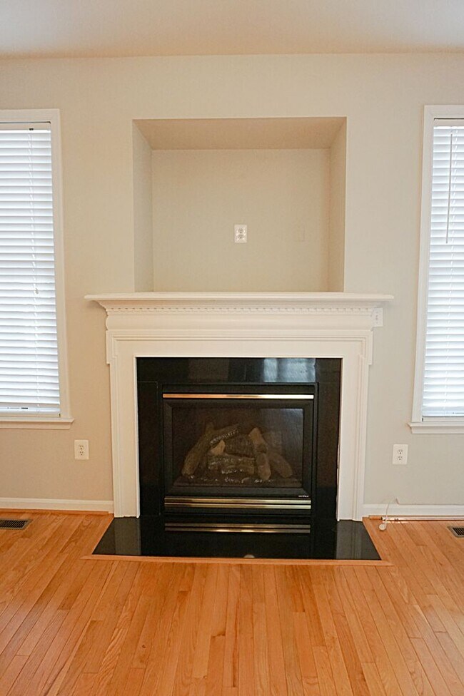 Building Photo - Exquisite Townhouse in Orchard Run Germantown
