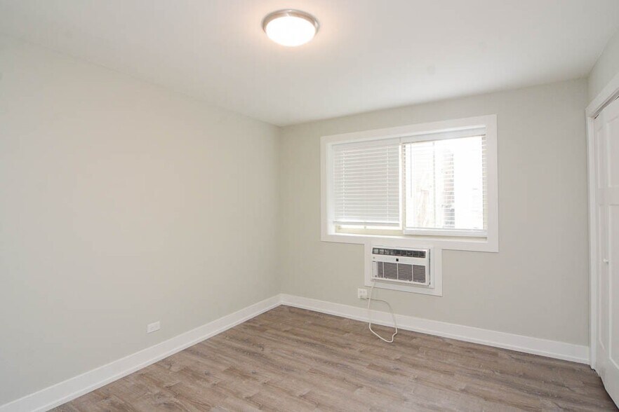 Building Photo - 533 W Surf St
