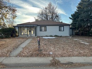 Building Photo - "Charming 3-Bed, 2-Bath Haven in Aurora – Your Cozy Retreat Awaits!"