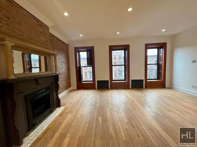 Primary Photo - 2BR 1BA Top Floor 1901 Brownstone Original...