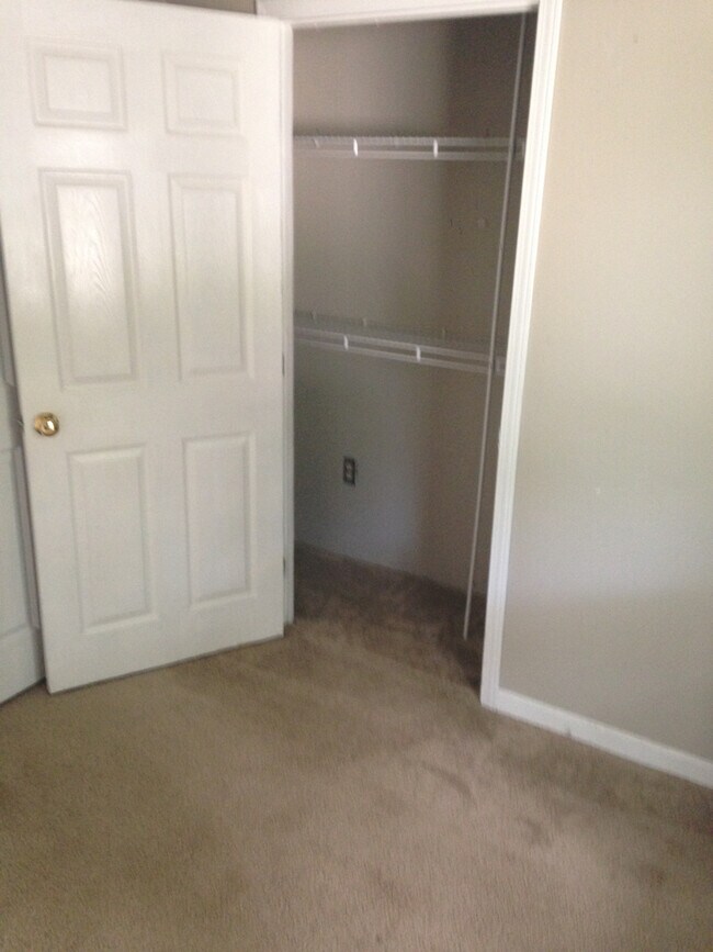Building Photo - Large 4 Bed, 2 Bath Home