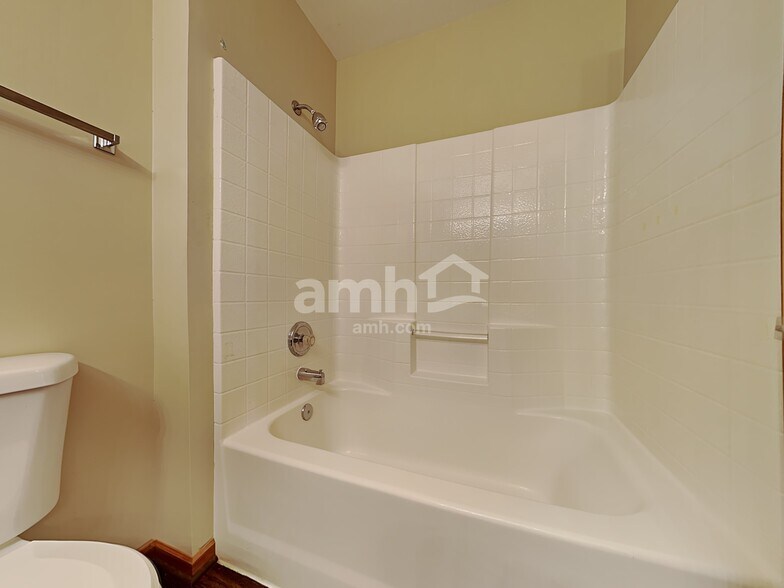 Building Photo - 302 Thames Dr