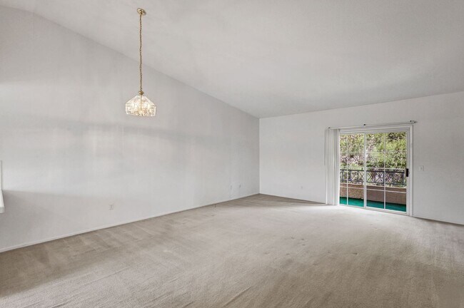 Building Photo - Great 2 bedroom 2 bathroom condo in gated community in Summerlin!